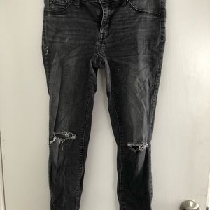 Black mid rise jegging with knee holes